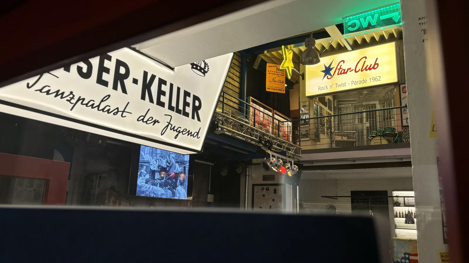Nachgebautes Schild des Hamburger Kaiserkellers und Star-Club-Leuchtschrift im Beat-Museum